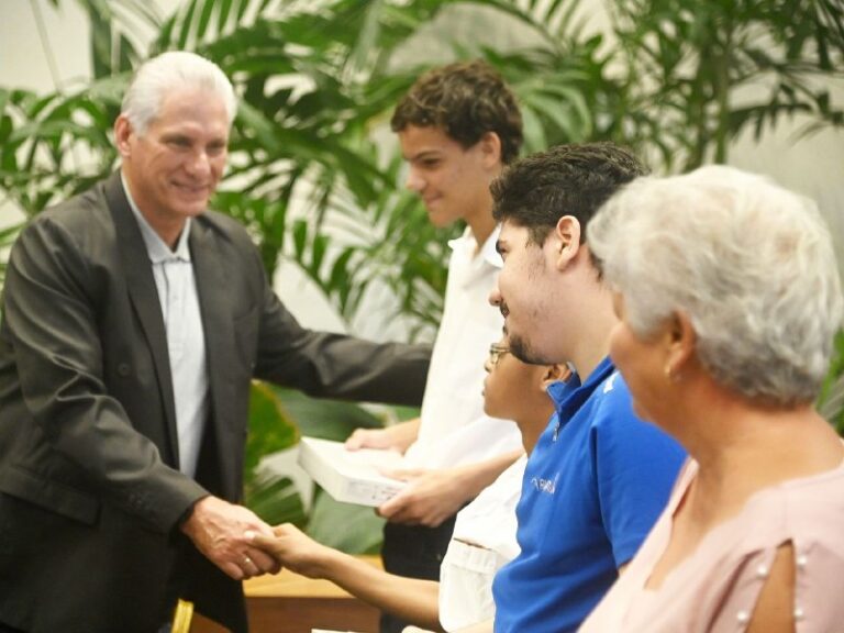 Este gesto solidario consistió en la entrega de tablets destinadas a estudiantes cubanos en situación de discapacidad, quienes se están preparando para su ingreso a la Educación Superior.