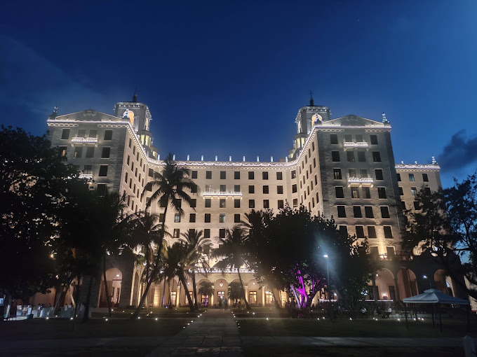 Se reconoce la historia y el patrimonio de la instalación hotelera.