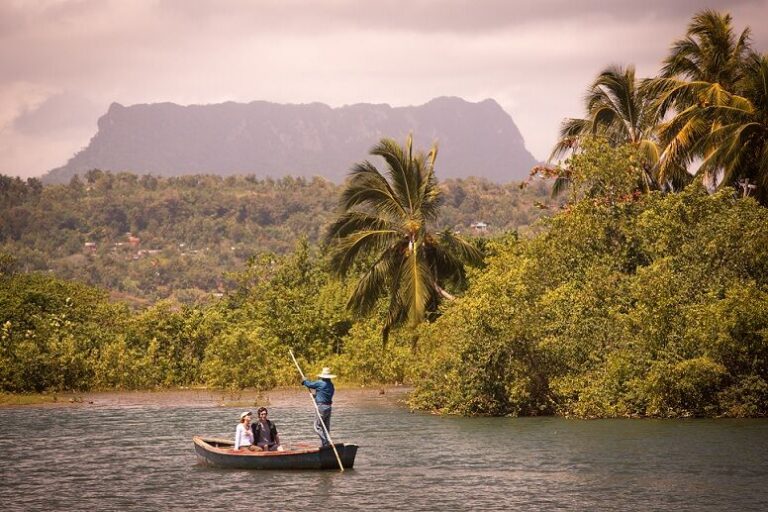 El viajero se siente transportado a un lugar donde la naturaleza y la historia se entrelazan en una danza perfecta