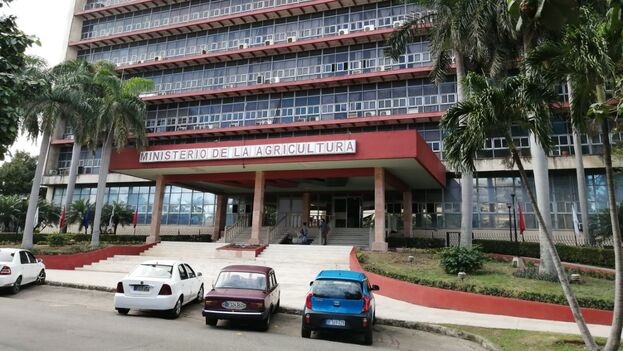 El Ministro de la Agricultura, enfatizó la importancia de generar recursos a través de esfuerzos propios para cumplir con los planes establecidos